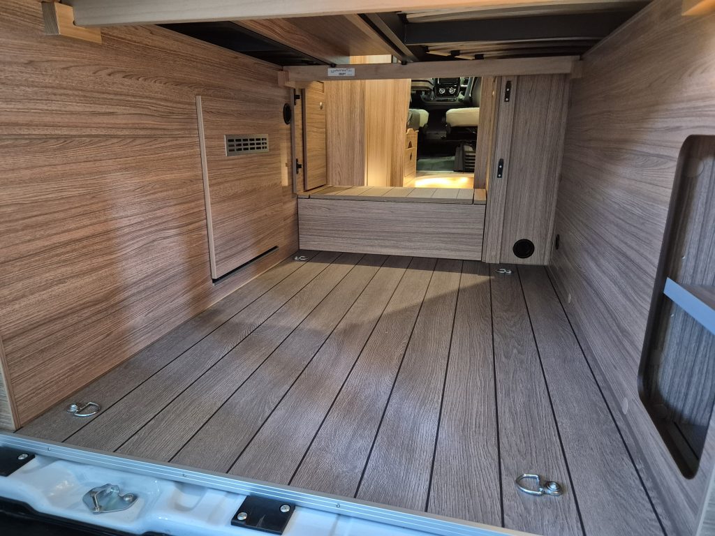 Weinsberg CaraBus 600 ME Edition Fire 2025 vuokrattavat retkeilyautot tavaratila