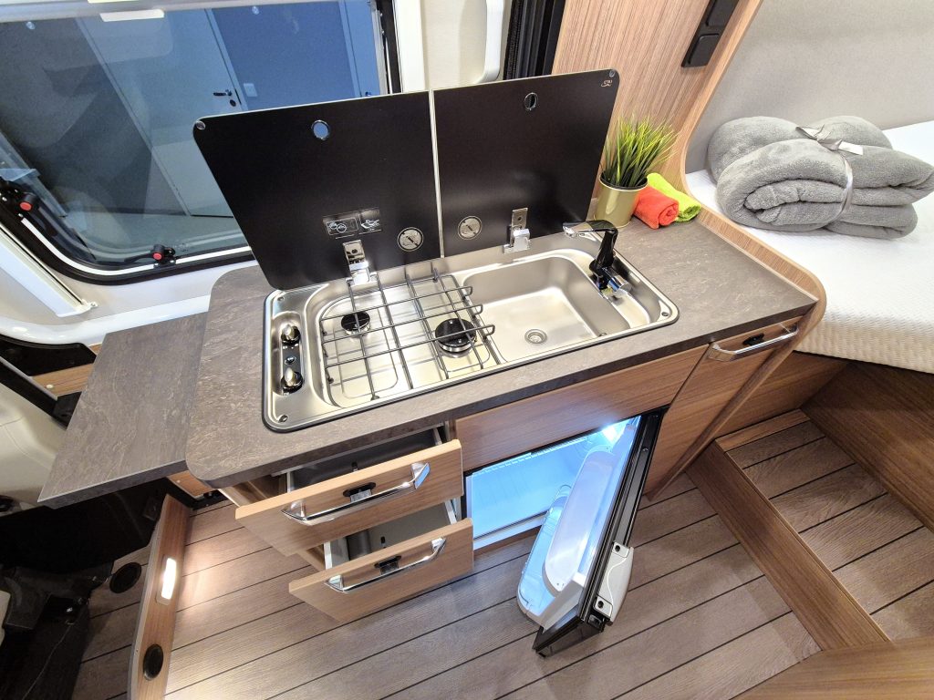 Weinsberg CaraBus 600 ME Edition Fire 2025 vuokrattavat retkeilyautot keittiö