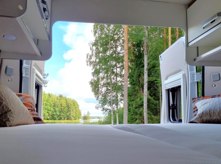 Weinsberg CaraBus 600 ME Edition Fire 2025 vuokrattavat retkeilyautot maisemakuva