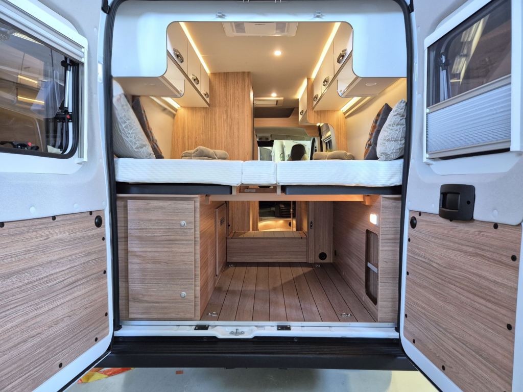 Weinsberg CaraBus 600 ME Edition Fire 2026 vuokrattava retkeilyauto tavaratila